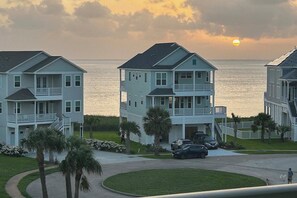 Interior - Walk to Beach: Condo w/ Bay View in Galveston (Galveston)