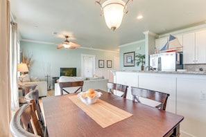 Apartment (2 Bedrooms) | Interior - Walk to Beach: Condo w/ Bay View in Galveston (Galveston)