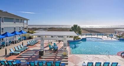 Walk to Beach: Condo w/ Bay View in Galveston