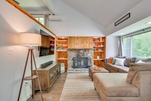 Apartment (3 Bedrooms) | Interior - Winter Fun! Resort Condo 1/2 Mi to Campton Mtn (Campton)