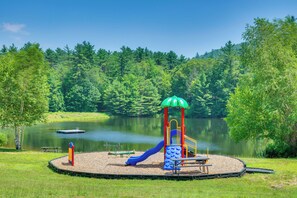 Apartment (3 Bedrooms) | Interior - Summer Fun! Resort Condo 18 Mi to Kancamagus Hwy (Campton)