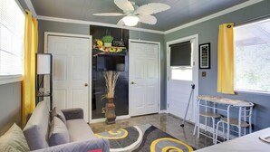 A room with a ceiling fan, a sofa, a small table, and a door with a decorative shelf. - 5 Mi to Mt Vernon Shops: Peaceful Cottage! (Glenwood)
