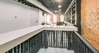 Walk to River + Shops: Downtown Hannibal Loft