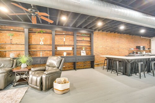 Walk to River + Shops: Downtown Hannibal Loft