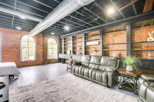Walk to River + Shops: Downtown Hannibal Loft