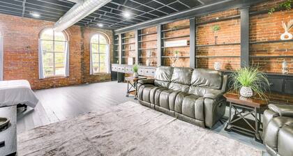 Walk to River + Shops: Downtown Hannibal Loft