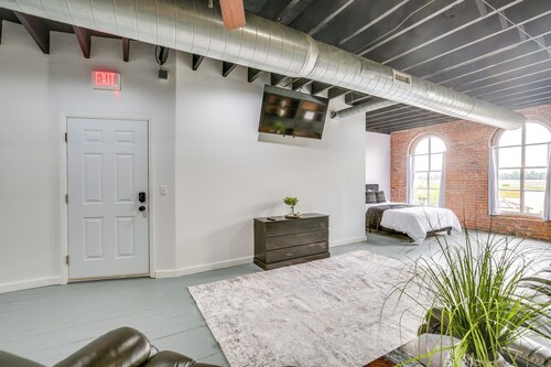 Walk to River + Shops: Downtown Hannibal Loft