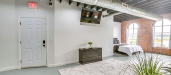 Walk to River + Shops: Downtown Hannibal Loft