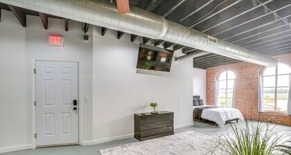 Walk to River + Shops: Downtown Hannibal Loft