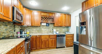 3 Mi to Dulles Airport: D.c. Area Townhome