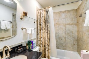 Apartment (3 Bedrooms) | Interior - 3 Mi to Dulles Airport: D.c. Area Townhome (Herndon)