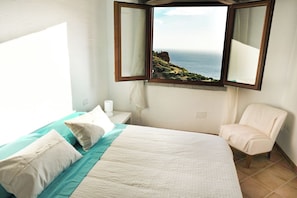 2 quartos, escrivaninha, ferros/tábuas de passar roupa, berço de viagem