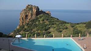 A swimming pool with a view of a rocky hill and the sea. - Lovely house with breathtaking view (Nebida)