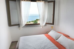 2 bedrooms, desk, iron/ironing board, travel cot - Lovely house with breathtaking view (Nebida)