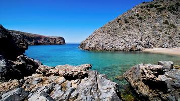Perto da praia, espreguiçadeiras