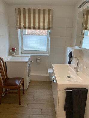 淋浴设施、毛巾、肥皂、卫生纸