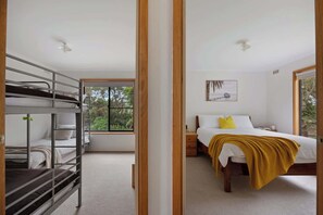 2 bedrooms, iron/ironing board, bed sheets