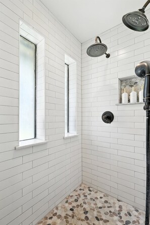 Douche, sèche-cheveux, serviettes fournies, shampoing