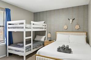 4 habitaciones, tabla de planchar con plancha, wifi y ropa de cama
