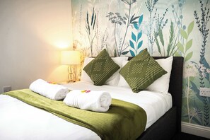 5 bedrooms, desk, iron/ironing board, WiFi