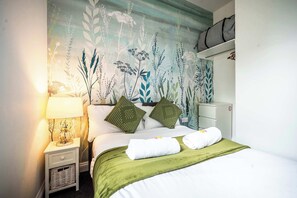 5 Schlafzimmer, Schreibtisch, Bügeleisen/Bügelbrett, WLAN