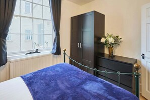 1 slaapkamer, een strijkplank/strijkijzer, wifi, beddengoed