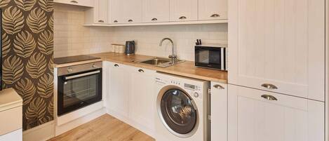 冰箱、微波炉、烤箱、炉灶