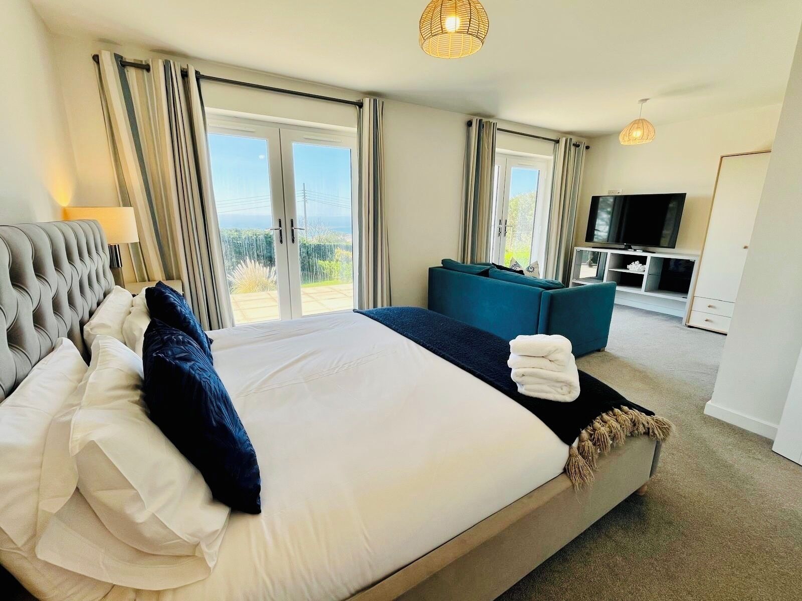 4 bedrooms, iron/ironing board, WiFi, bed sheets