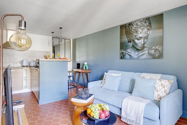 Appartement Ville, 1 grand lit et 1 canapé-lit, non-fumeur | Aire de séjour | Téléviseur connecté de 40 po avec télévision par satellite