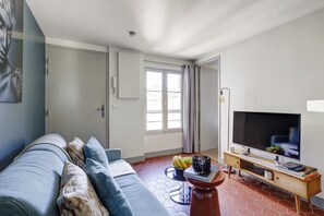 Appartement Ville, 1 grand lit et 1 canapé-lit, non-fumeurs | Coin séjour | TV connectée de 40 pouces avec chaînes par satellite