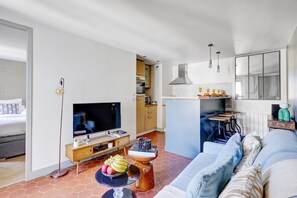 Căn hộ trung tâm thành phố, 1 giường cỡ queen và sofa giường, không hút thuốc | Khu phòng khách | Smart TV 40-inch có truyền hình vệ tinh 