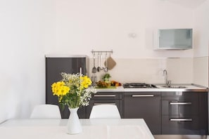 Réfrigérateur, micro-ondes, plaque de cuisson, cafetière/bouilloire