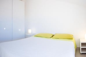 2 bedrooms, desk, iron/ironing board, travel cot - Lovely flat in the center of Portoscuso (Portoscuso)