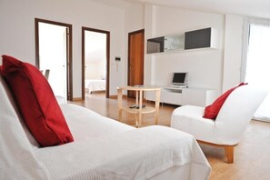 2 bedrooms, desk, iron/ironing board, travel crib