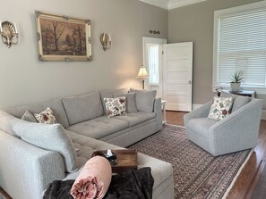 Smart-TV, Kamin, Bücher, Musikbibliothek