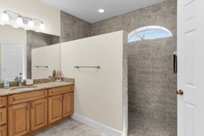 Shower, hair dryer, towels - Waterfront 3 Bed Playground in Paradise Awaits (Marco Island)