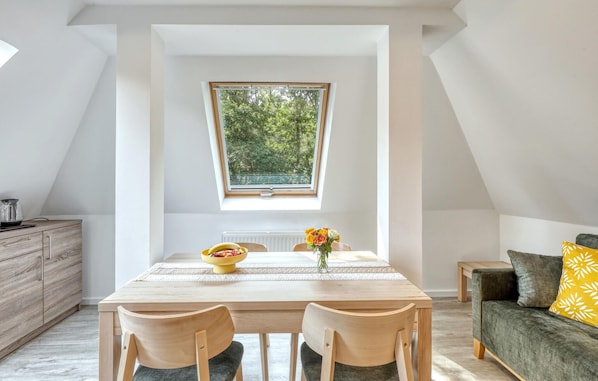 Smart TV, table tennis