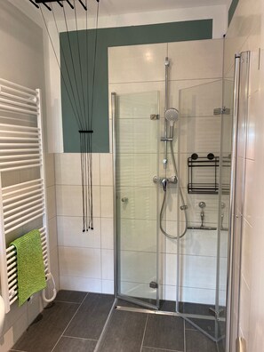 Shower, free toiletries, hair dryer, towels - Apartment 'Zum Kölpiensee' with Shared Terrace, Shared Garden and Wi-Fi (Peenemünde)