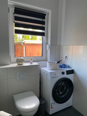 Douche, articles de toilette gratuits, sèche-cheveux