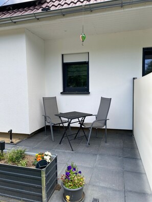 Outdoor dining - Apartment 'Zum Kölpiensee' with Shared Terrace, Shared Garden and Wi-Fi (Peenemünde)