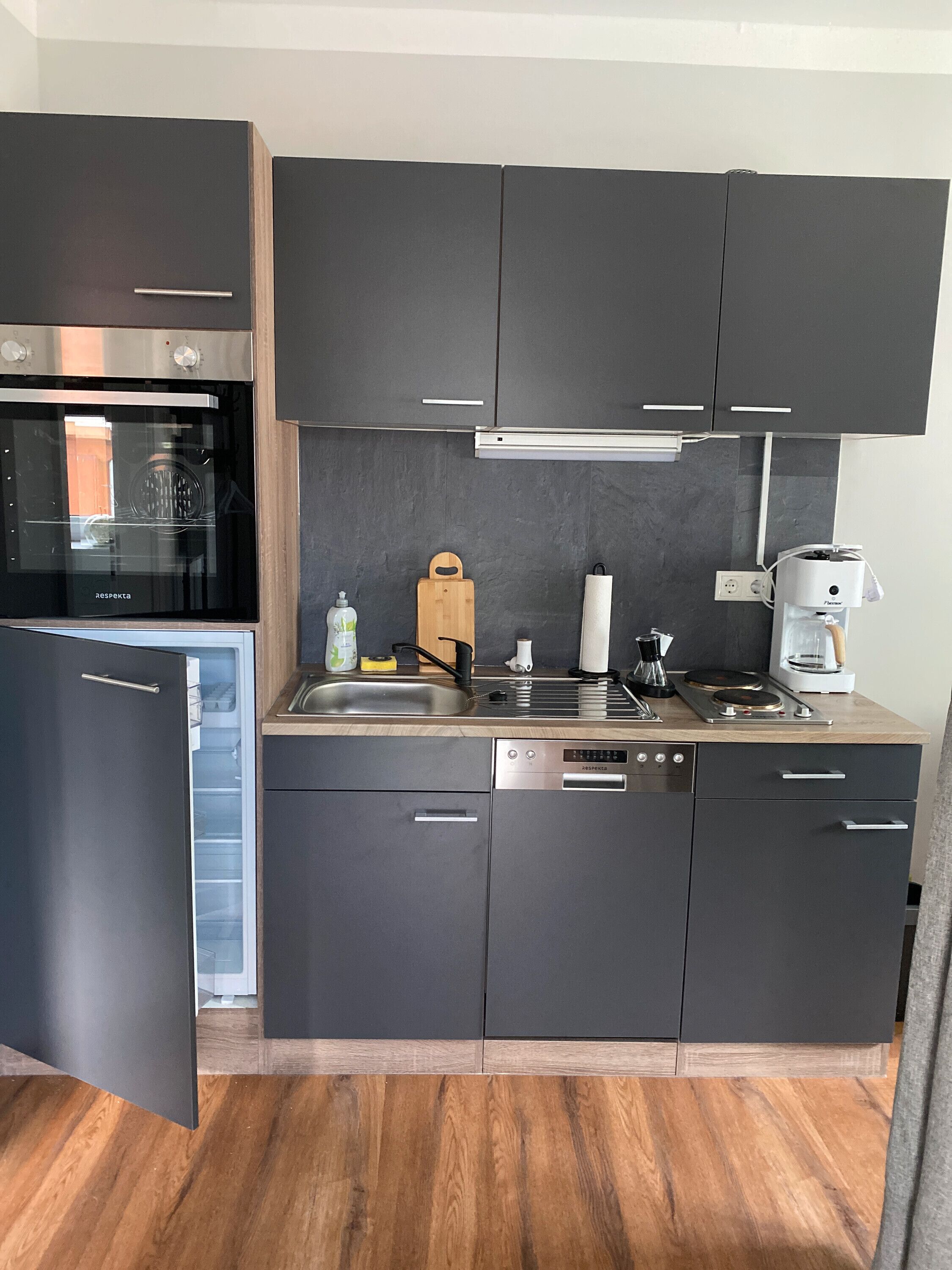 Fridge, oven, stovetop, dishwasher