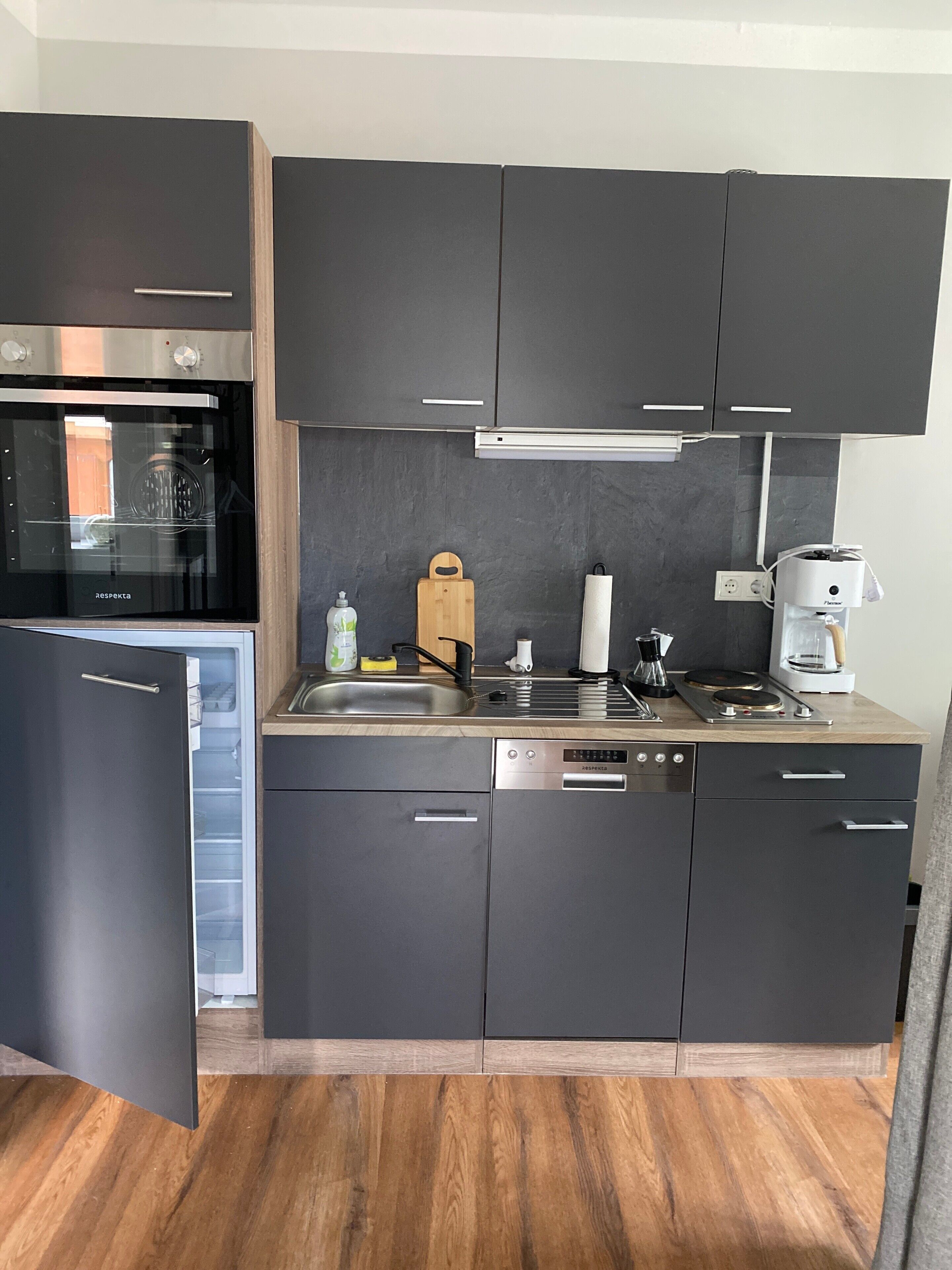 Fridge, oven, stovetop, dishwasher