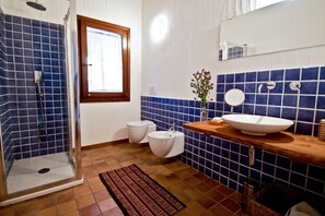 Dusche, Haartrockner, Bidet, Handtücher