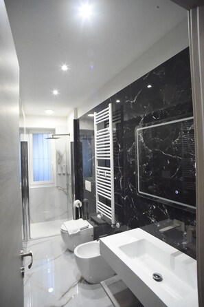 Shower, free toiletries, hair dryer, bidet - Trieste Windmill - Modern apartment near the center (Trieste)