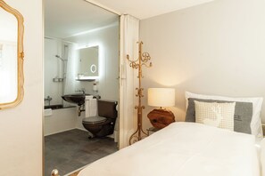 Lägenhet Deluxe - icke-rökare - utsikt mot staden | Badrum | Badkar och dusch, hårtork, handdukar och schampo