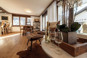 Lägenhet Deluxe - icke-rökare - utsikt mot staden | Vardagsrum | Platt-tv