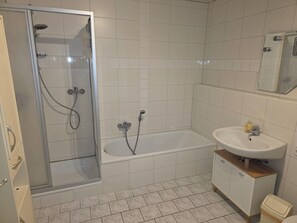Apartment, 2 Bedrooms, Patio, Garden View | Bathroom - Uhler Hoilday Apartments With Large Garden (Uhler)