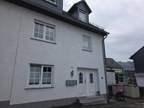 Huoneisto, 2 makuuhuonetta, patio, näköala puutarhaan | Ulkopuoli