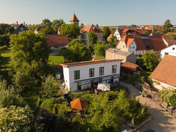 Exterior - Room 'No. 1' with Shared Terrace, Shared Garden and Wi-Fi (Bad Urach)