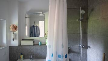 Dusche, Haartrockner, Handtücher